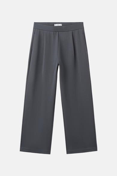 Blauwe joggingbroek van Mango, losse pasvorm en zijzakken op een neutrale achtergrond.