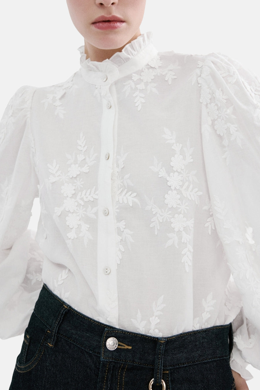 Witte blouse met lange mouwen van MANGO met bloemenborduursel, pofmouwen en ruchesdetails.