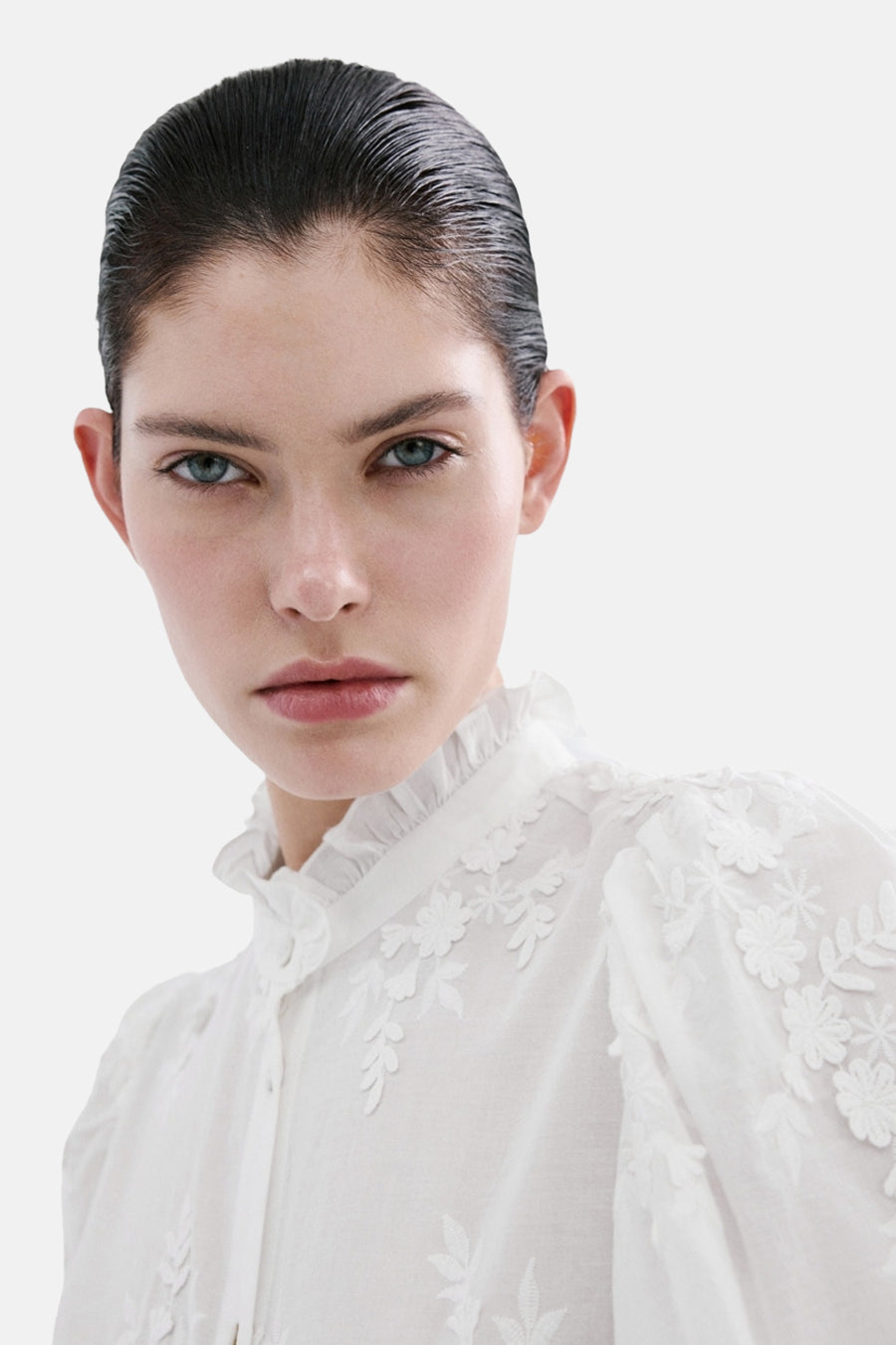 Witte blouse met lange mouwen van MANGO, met geborduurde bloemendetails en een opstaande kraag met ruches.