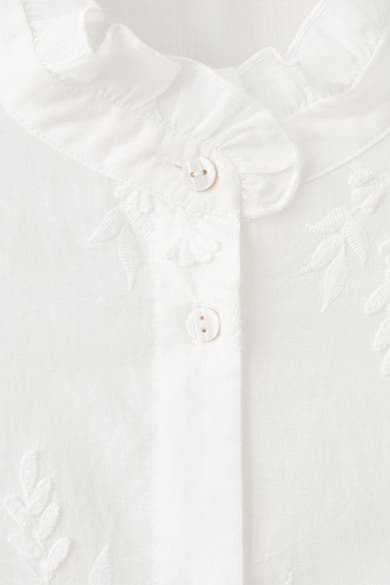 Witte blouse met lange mouwen van MANGO met rucheskraag en toon-op-toon bloemenborduursel.