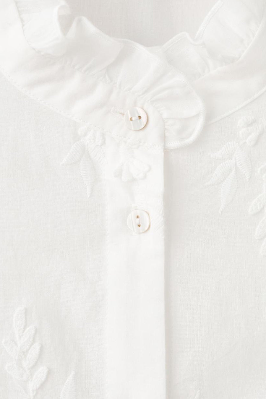 Witte blouse met lange mouwen van MANGO met rucheskraag en toon-op-toon bloemenborduursel.