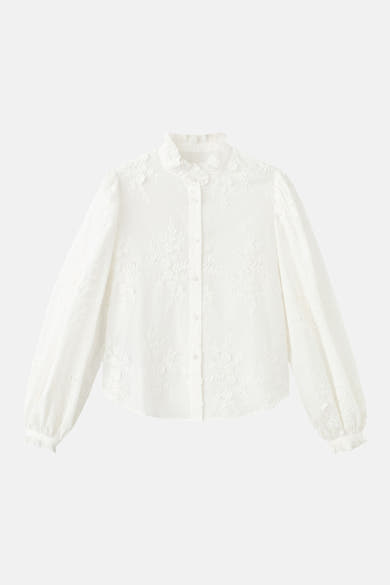 Witte blouse met lange mouwen van MANGO, met delicate bloemenborduursel en opstaande kraag met ruches.