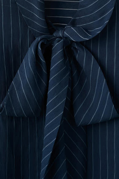 Blauwe blouse met lange mouwen van MANGO, met fijne strepen en een strikkraag.