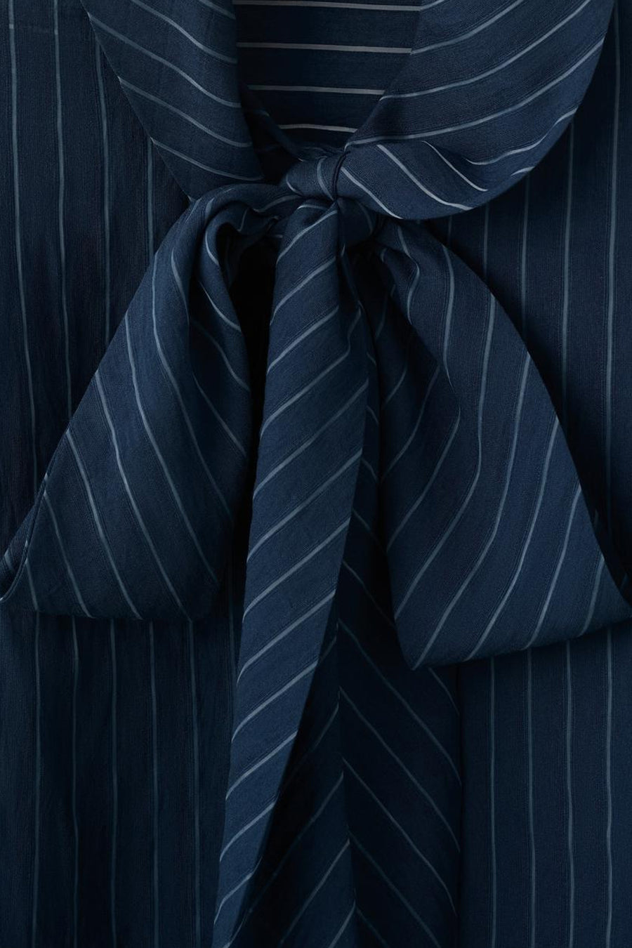 Blauwe blouse met lange mouwen van MANGO, met fijne strepen en een strikkraag.