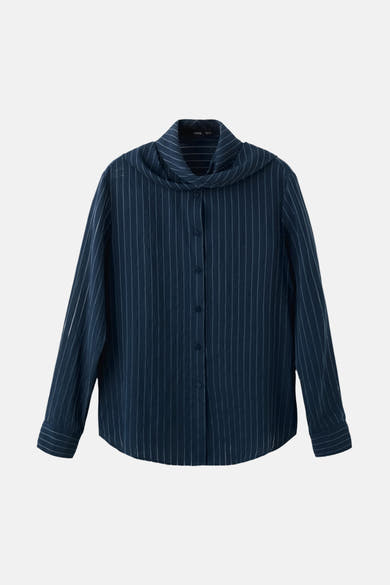 Blauwe blouse met verticale strepen van MANGO, met een sjaalkraag en lange mouwen.