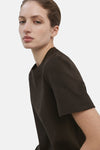 Bruin T-shirt met korte mouwen van MANGO, achterkant met een donkerblauwe wijde broek.