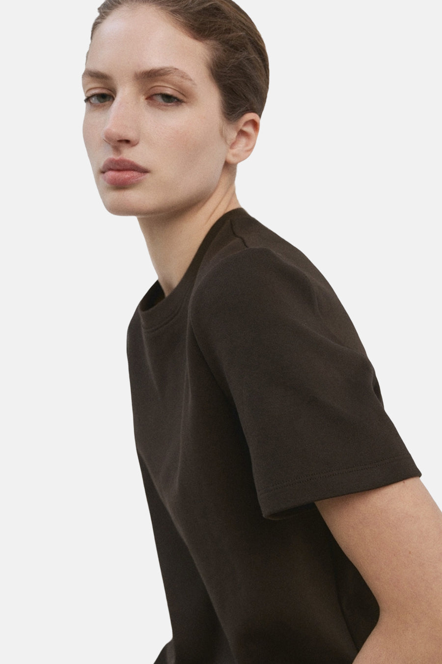 Bruin T-shirt met korte mouwen van MANGO, achterkant met een donkerblauwe wijde broek.
