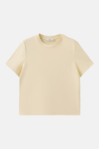 Effengeel T-shirt met korte mouwen van MANGO, op een egale lichte achtergrond.