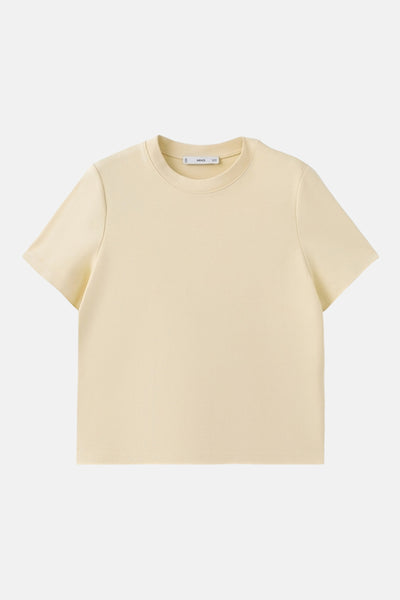 Effengeel T-shirt met korte mouwen van MANGO, op een egale lichte achtergrond.