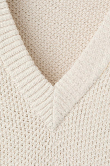 Débardeur écru de MANGO, en maille texturée avec un col en V côtelé.
