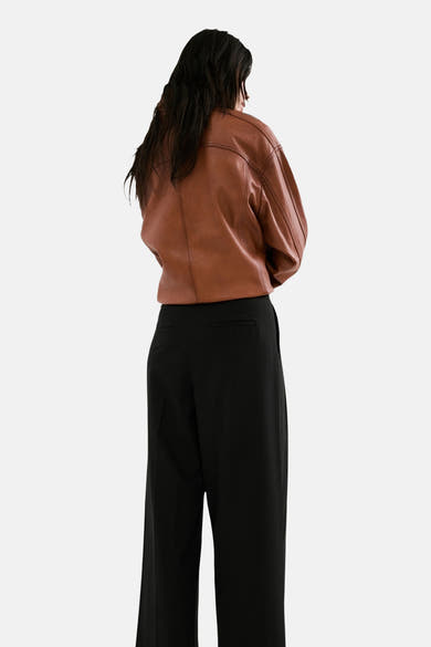 Zwarte broek van MANGO met een losse pasvorm en plooien aan de voorkant.