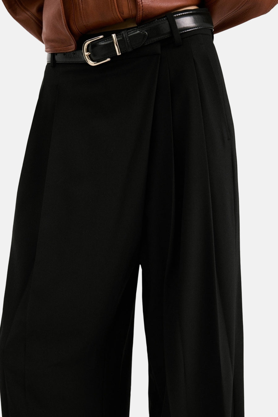 Zwarte broek van MANGO, met zwarte riem en gouden gesp, losse en elegante pasvorm.