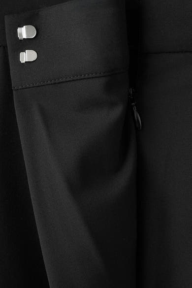 Zwarte broek van MANGO met onopvallende ritssluiting en zilverkleurige haak-en-oogsluiting.