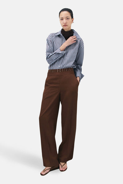 Chemise à manches longues multicolore de MANGO, rayures verticales, portée avec un pantalon marron taille haute et des sandales.