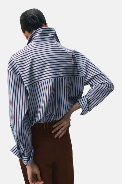 Chemise à manches longues multicolore de MANGO, rayée bordeaux et bleu clair, avec pli creux au dos et manches retroussées.