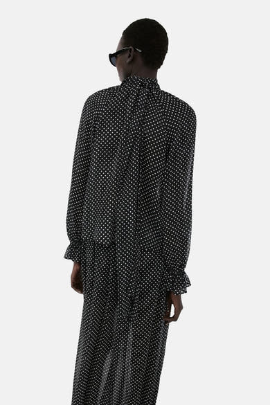 Chemisier noir à manches longues de MANGO, imprimé à pois, avec col montant.