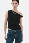 Top noir sans manches de MANGO, porté avec un collier argenté et un jean taille basse.
