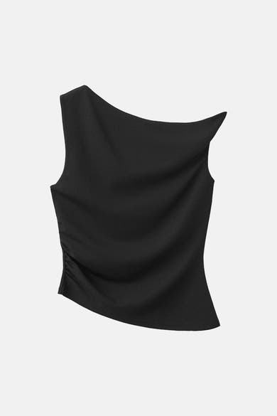 Top noir sans manches de MANGO avec un design asymétrique et des détails froncés sur le côté.