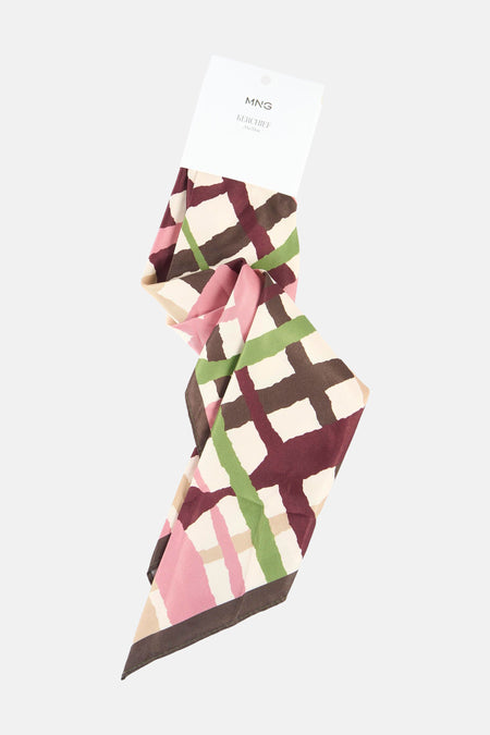 Foulard multicolore de MANGO avec un motif à carreaux irréguliers dans les tons rose, vert et marron.