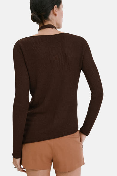 Pull marron de MANGO à manches longues, décolleté bateau large et texture côtelée, vu de dos.