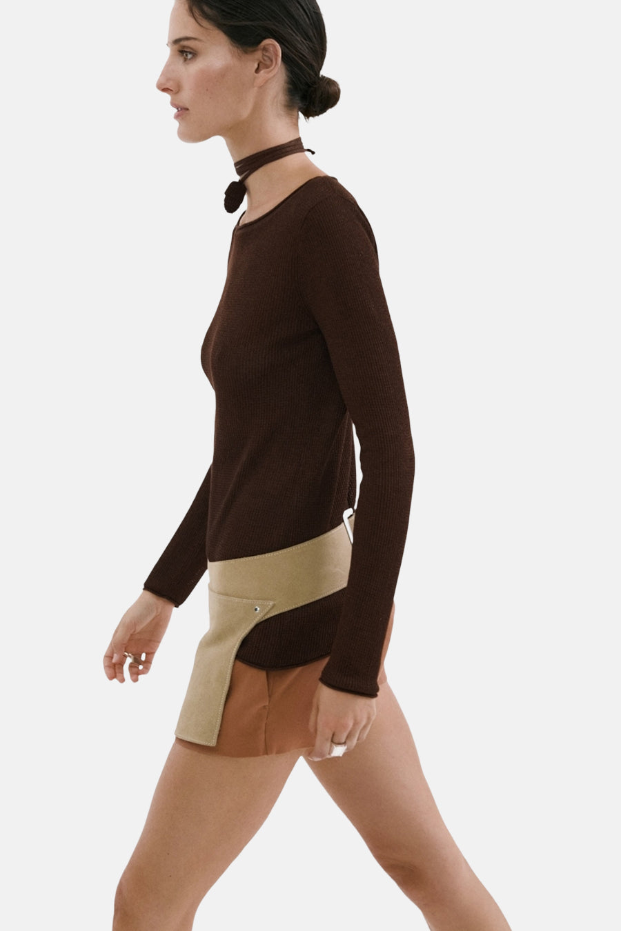 Pull brun à col O de MANGO en maille côtelée, manches longues, porté de profil avec un choker assorti.