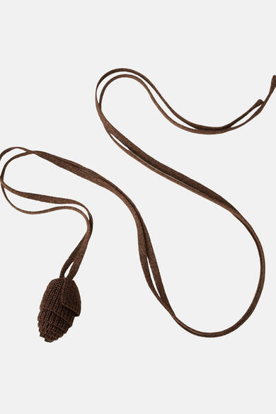 Pull brun de MANGO, un cordon décoratif en maille tressée marron avec un gland.