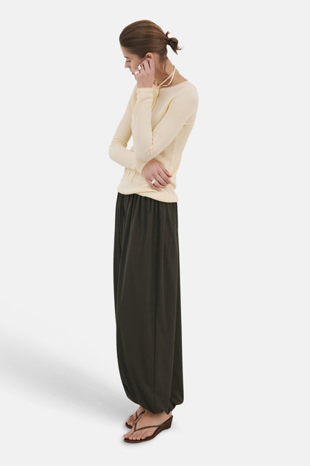 Pull jaune pâle de MANGO à encolure bateau, en maille texturée.