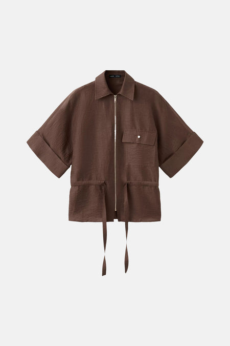 Blouse marron texturée de MANGO à col, manches courtes retroussées, zip frontal, poche poitrine et cordon de serrage.