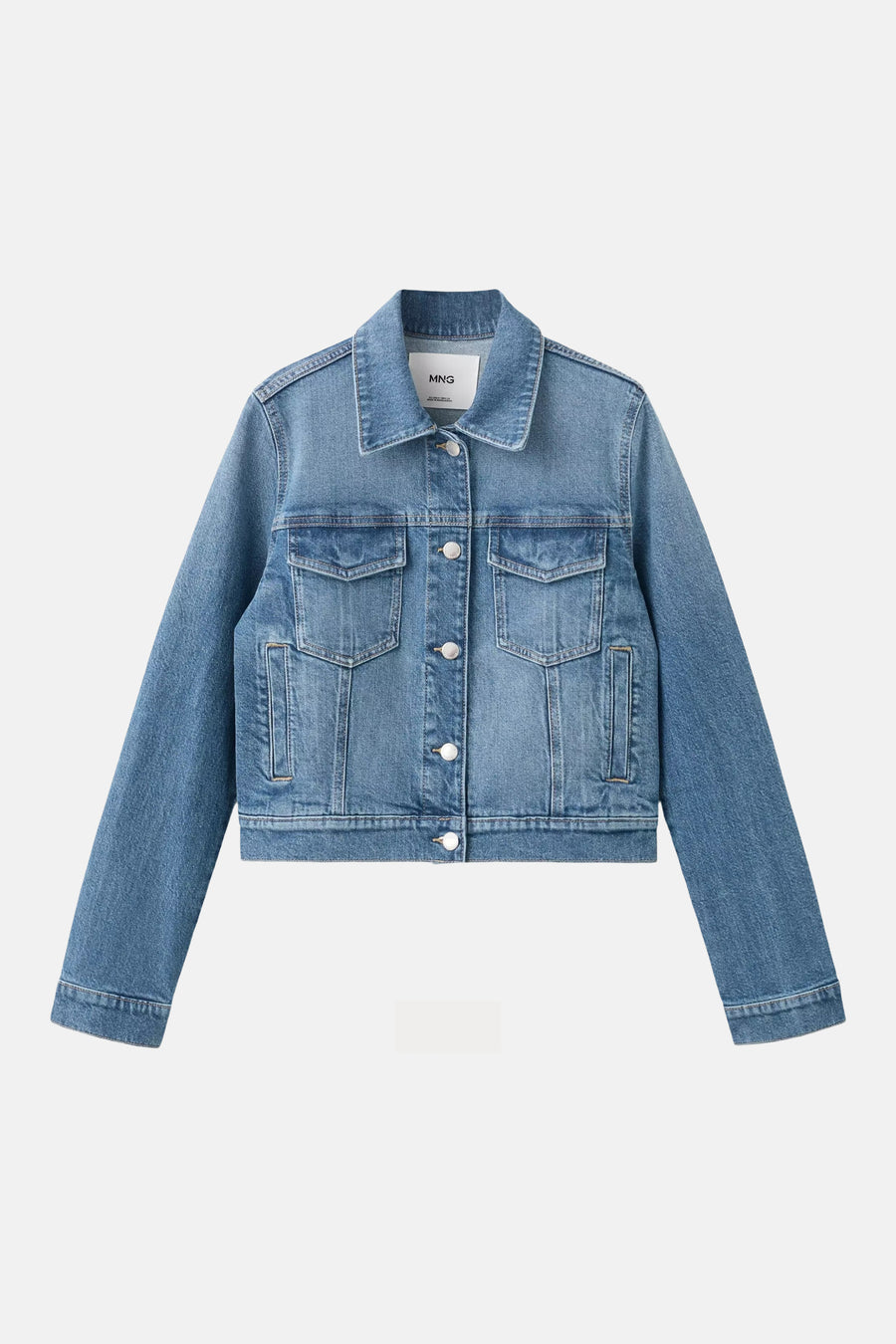 Lichtblauwe spijkerjas van MANGO, cropped model met borstzakken met klep en metalen knopen, plat liggend.