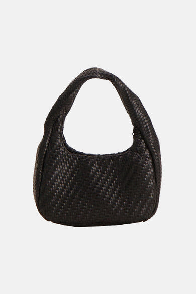 Sac à bandoulière noir de MANGO, tressé, de forme incurvée.
