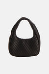 Sac à bandoulière noir de MANGO, tressé, de forme incurvée.