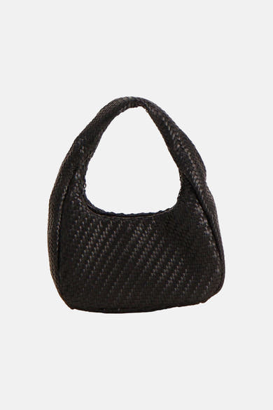 Sac à bandoulière noir de MANGO avec une texture tressée et une anse courte.