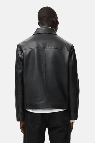 Veste courte noire en cuir by MANGO, vue de dos, avec un col chemise et des poches discrètes.