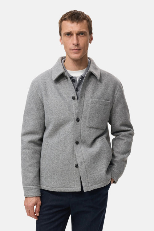Veste courte grise par MANGO, avec boutons foncés, poche poitrine et détails de style chemise.