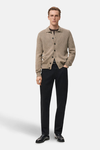 Beige gilet van MANGO, gedragen met een zwarte broek en leren schoenen.