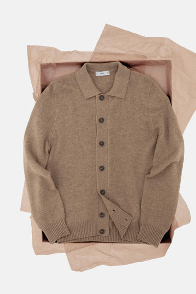 Beige vest van MANGO, in geribbelde stof in een doos met tissuepapier.