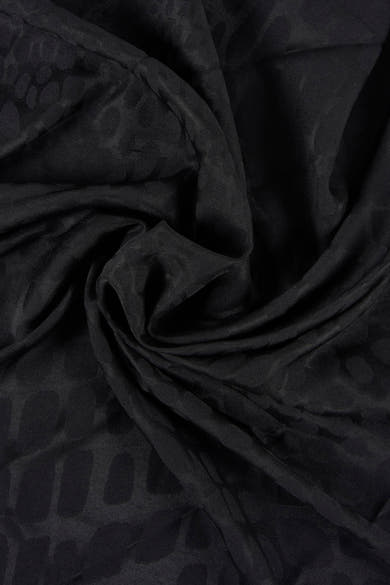 Zwarte sjaal van Mango, toon-op-toon textuurpatroon en elegante draperie.