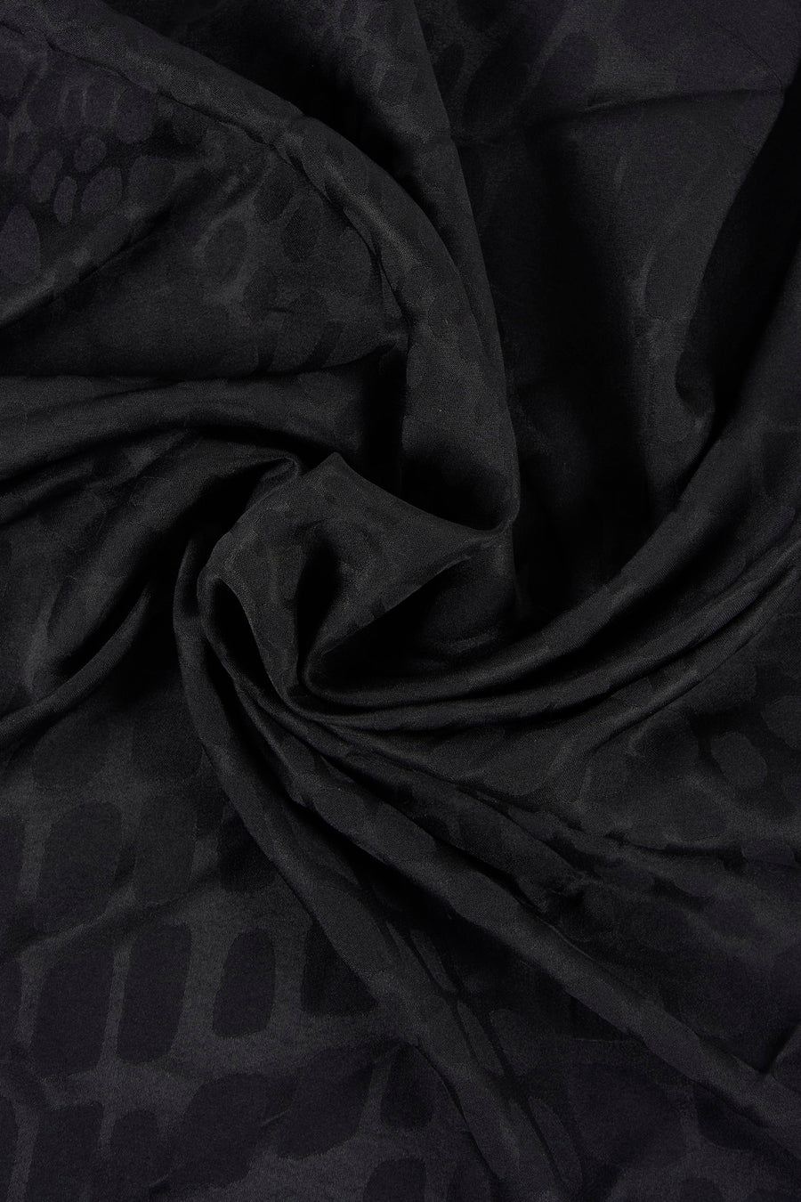 Zwarte sjaal van Mango, toon-op-toon textuurpatroon en elegante draperie.