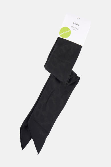 Foulard noir de MANGO, présenté sur un carton d'emballage blanc avec un logo vert.