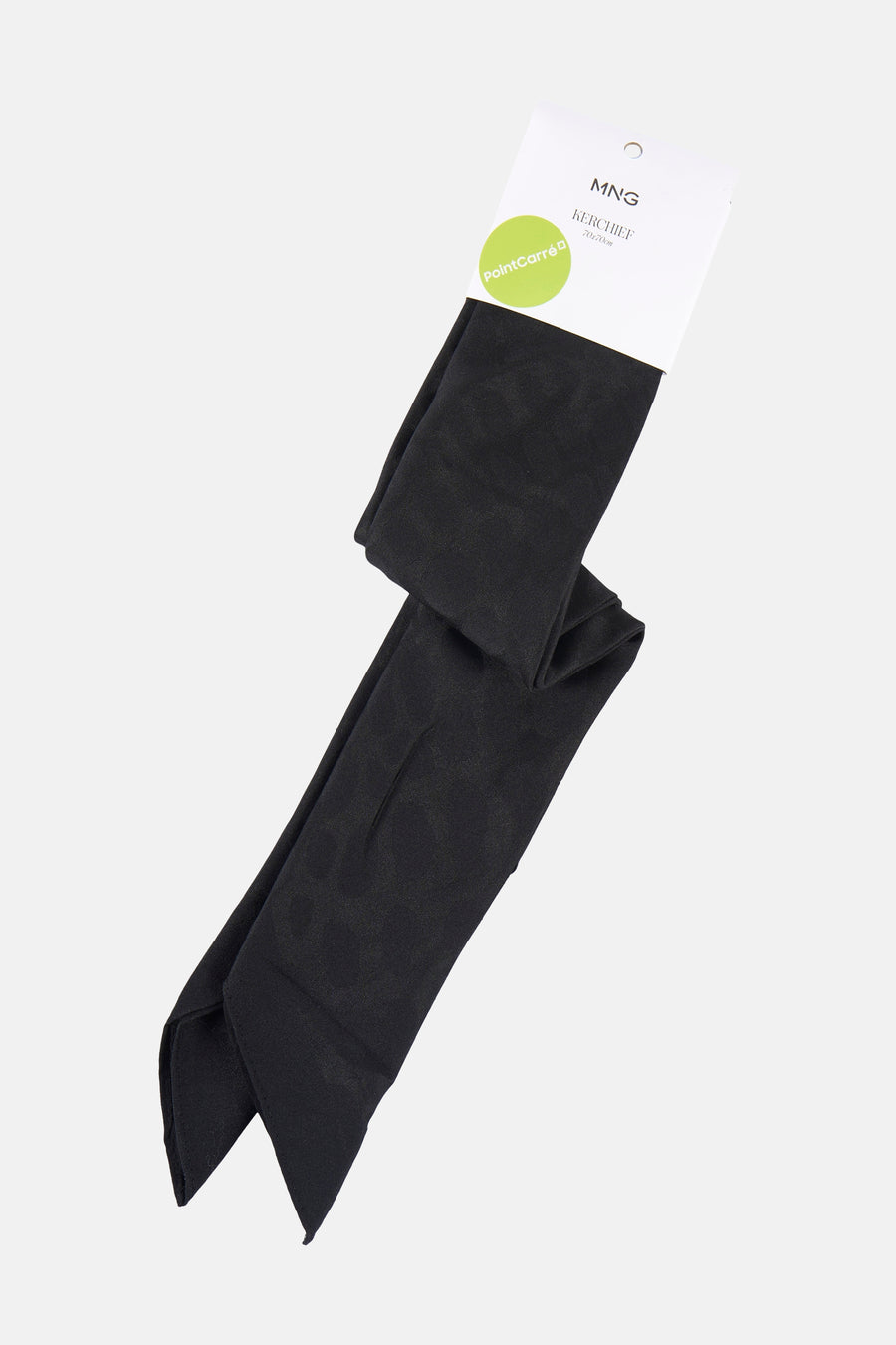 Foulard noir de MANGO, présenté sur un carton d'emballage blanc avec un logo vert.