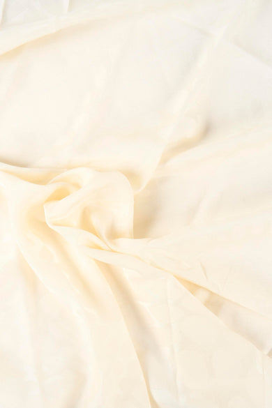 Foulard écru de MANGO, en tissu léger avec un effet de drapé doux et texturé.