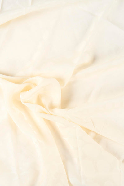 Foulard écru de MANGO, en tissu léger avec un effet de drapé doux et texturé.
