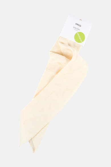 Foulard écru de MANGO avec un motif ton sur ton subtil.