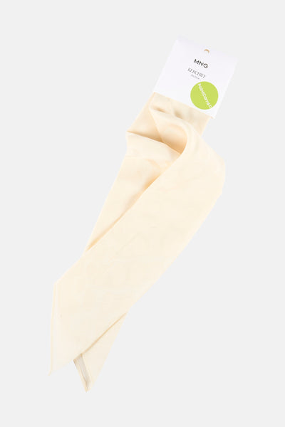 Foulard écru de MANGO avec un motif ton sur ton subtil.
