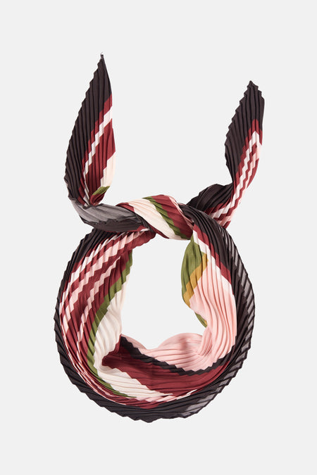 Foulard plissé multicolore de MANGO, noué, avec des rayures dans des tons marron, rouge, vert et rose.