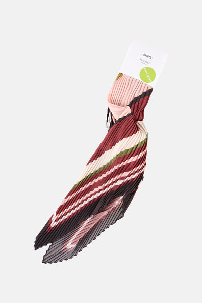 Foulard plissé multicolore de MANGO, avec motifs à rayures obliques et pastille verte sur l'étiquette.