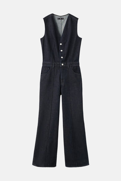 Marineblauwe denim jumpsuit van Mango, met knopen aan de voorkant en uitlopende pijpen.