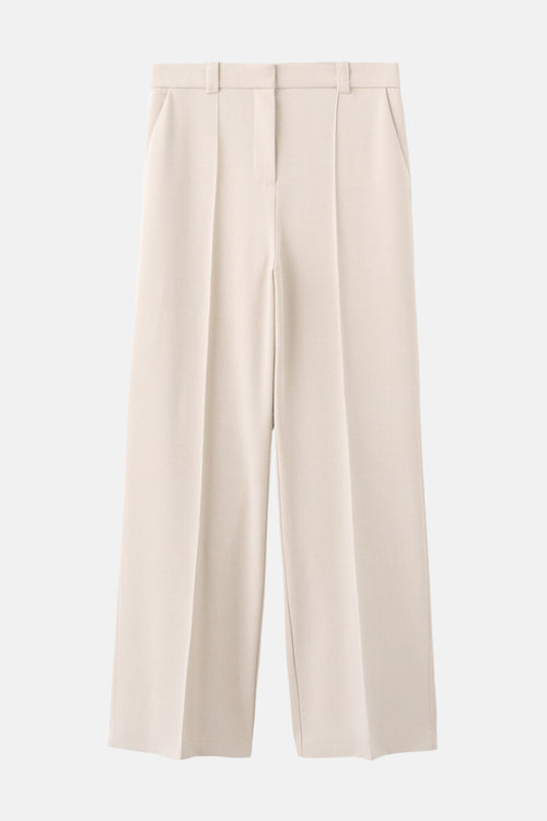 Pantalon beige de MANGO, coupe ample avec poches latérales et passants de ceinture.