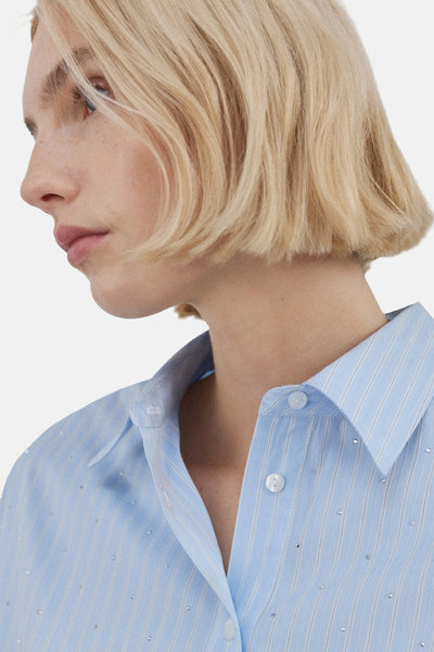 Blauwe gestreepte blouse met lange mouwen van MANGO, versierd met strassteentjes, zij-aanzicht.