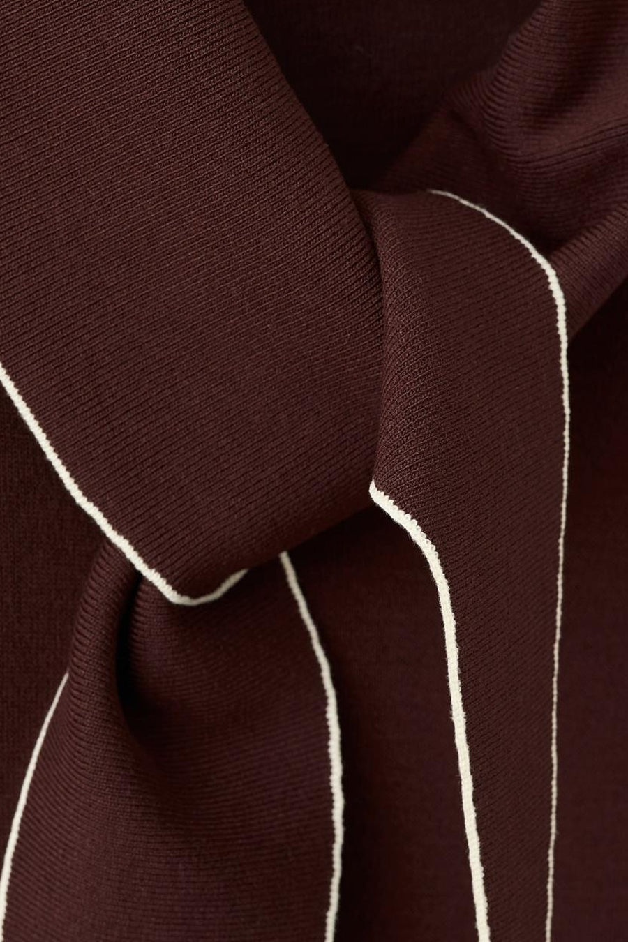 Bruin mouwloos blouse van MANGO met een strikkraag en witte contrasterende bies.